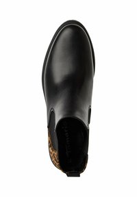 Černá kožená slip-on obuv s leopardím vzorem na patě, zaoblenou špičkou a elastickými bočními panely pro snadné obouvání.