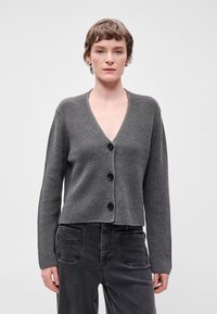 Cardigã cinza tricotado com mangas longas, decote em V e quatro botões pretos na frente. Apresenta um design curto e textura canelada.