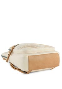 Mochila color crema con detalles de cuero marrón, que presenta una parte superior texturizada, cremalleras dobles y un diseño de base plana.