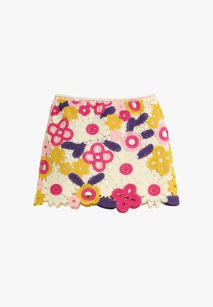 Virkatusta minihameesta, jossa monivärisiä kukkakuoseja kermaan, vaaleanpunaiseen, keltaiseen, violettiin ja punaiseen, reunassa aaltoileva helma ja avoin pitsimäinen kuvio.