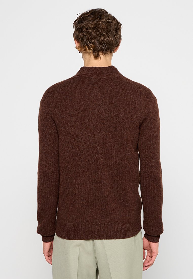 Brauner gestrickter Pullover mit einem gerippten Kragen und Bündchen, der eine glatte Textur und eine taillierte Form zeigt. Die Rückansicht zeigt minimale Details.