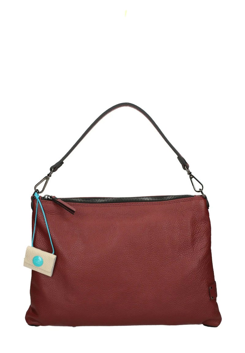 Sac en cuir rouge avec une surface texturée, doté d'une bandoulière noire et d'une fermeture éclair. Comprend une petite étiquette avec une touche de bleu.