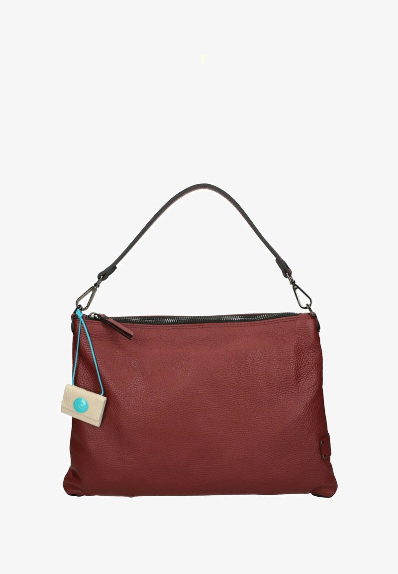 Sac en cuir rouge avec une surface texturée, doté d'une bandoulière noire et d'une fermeture éclair. Comprend une petite étiquette avec une touche de bleu.