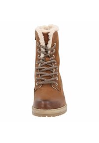 Bota de cuero marrón con un suave forro de piel de color crema, con cordones redondos, suela resistente y un diseño de punta ligeramente redondeada.