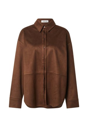 Bruine button-up shirt gemaakt van gladde, zachte stof. Heeft een klassieke kraag, lange mouwen en een gebogen zoom met een ontspannen pasvorm.