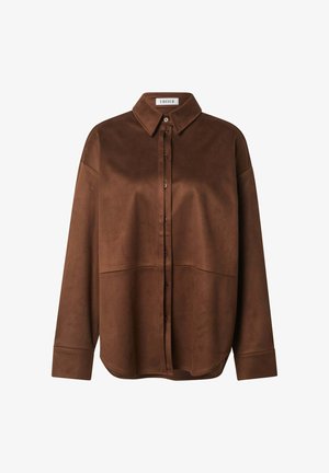 Bruine button-up shirt gemaakt van gladde, zachte stof. Heeft een klassieke kraag, lange mouwen en een gebogen zoom met een ontspannen pasvorm.