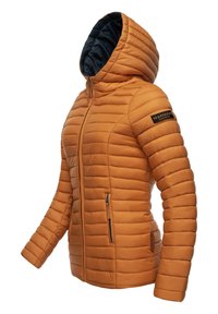 Veste rembourrée orange matelassée avec capuche, dotée d'une fermeture éclair à l'avant et de deux poches latérales. Doublure intérieure noire et logo sur la manche gauche.