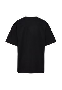 Prosty czarny T-shirt z krótkim rękawem pokazany od tyłu, o luźnym kroju i klasycznym okrągłym dekolcie na białym tle.