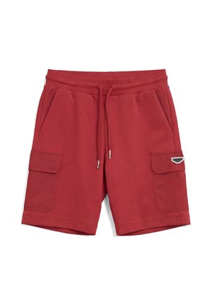 Pantaloncini rossi fino al ginocchio con vita con coulisse, tasche laterali e tasche cargo con pattina, con una piccola toppa logo rettangolare.