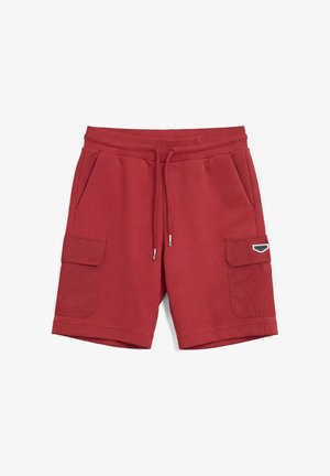 Pantaloncini rossi fino al ginocchio con vita con coulisse, tasche laterali e tasche cargo con pattina, con una piccola toppa logo rettangolare.