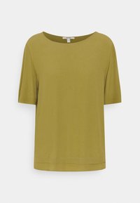 T-shirt vert olive à manches courtes avec un large col rond et un ourlet droit. Tissu doux avec une texture lisse, sans motifs ni accents supplémentaires.