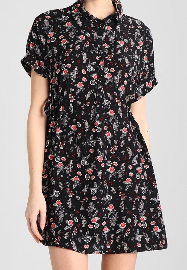 Kurzärmliges, schwarzes Kleid mit floralem Muster und Knopfverschluss. Bietet kleine rote und weiße Blumenmuster, leichtes Material und eine lockere Passform.