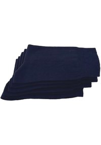 Quatre serviettes en tissu bleu marine en coton, soigneusement empilées, présentant une texture unie et des bords ourlés, avec un minimum d'effilochage.