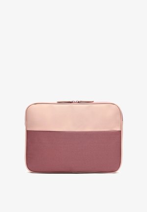 Wzmocniona torba na laptopa z suwakiem u góry, wykonana z jasnoróżowego materiału przypominającego skórę oraz z teksturowanym ciemnoróżowym panelem dolnym.