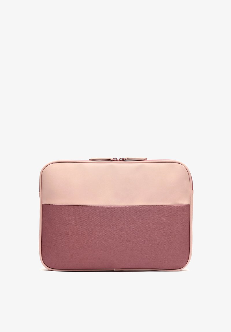 Polstret laptopetui med en toppezipper, lyserødt læderlignende materiale og et struktureret mørkerødt stofpanelet i bunden.