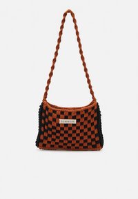 Malá kabelka s pleteným popruhem, hnědočerný károvaný vzor a nášivka s nápisem "SUMMERY" na přední straně.