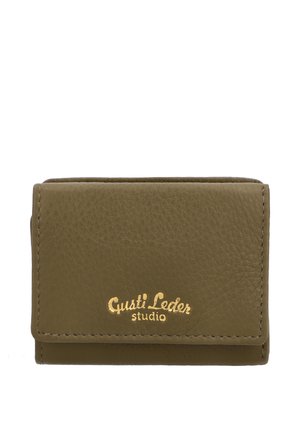 Kompakt olivengrøn læderpung med guldpræget "Gusti Leder studio" logo på frontklappen, enkle synlige syninger langs kanterne.
