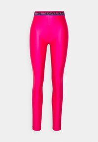 Fuchsia legging met een glanzende afwerking, voorzien van een zwarte elastische tailleband met de tekst "VERSACE JEANS" geïntegreerd in het design.