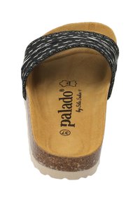 Sandal in legno nero con fascia decorata, suola simile al sughero e finitura interna in suede. Presenta un marchio in rilievo e una soletta sagomata.