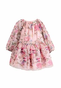 Ziedu kleita rozā audumā, ar garām piedurknēm, savāktu kakla dizainu un slāņainām frizūrām, kurās ir krāsaini ziedu raksti.