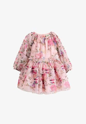 Ziedu kleita rozā audumā, ar garām piedurknēm, savāktu kakla dizainu un slāņainām frizūrām, kurās ir krāsaini ziedu raksti.