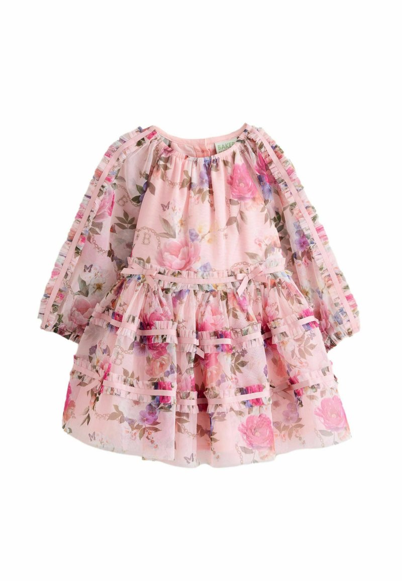 Ziedu kleita rozā audumā, ar garām piedurknēm, savāktu kakla dizainu un slāņainām frizūrām, kurās ir krāsaini ziedu raksti.