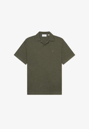 Olivengrünes Polo-Shirt mit kurzen Ärmeln aus weichem Stoff, ausgestattet mit einem klassischen Kragen und einem dezenten Logo-Detail auf der Brust.