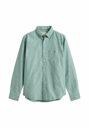 Camisa de manga larga con botones en verde apagado, con cuello abotonado, bolsillo en el pecho y pequeño logo bordado en el bolsillo.