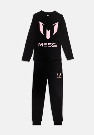 Sort langærmet top og bukser med pink Messi-logo og tekst på brystet og venstre lår, vist på hvid baggrund.