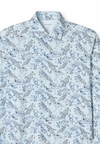 Helles blaues Button-Down-Hemd mit einem Paisley-Muster in Marine- und Cremetönen. Hergestellt aus weichem Stoff, hat es eine moderne Passform.