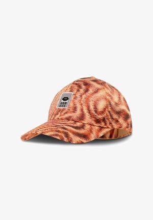 Oranje en bruine swirl-patroon baseballpet met zwart lippenlogo en "RAIN KISS" tekst op een witte rechthoekige patch aan de voorkant.