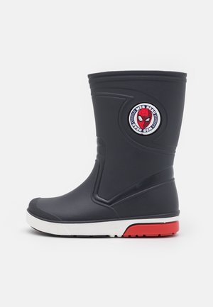 Botte de pluie noire pour enfants avec une semelle rouge et blanche et un patch rond avec le logo du visage de Spider-Man sur le côté.