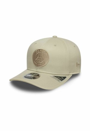 Casquette de baseball beige avec un logo brodé rond portant l'inscription "PARIS" et un graphique. Elle dispose d'une visière courbée et d'une fermeture snapback.