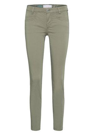 Pantalones ajustados de color verde oliva claro con bolsillos delanteros, trabillas para cinturón y cierre de botón.