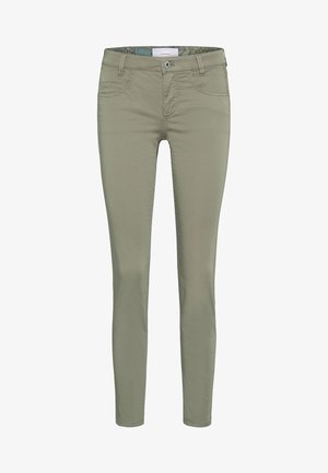 Pantalones ajustados de color verde oliva claro con bolsillos delanteros, trabillas para cinturón y cierre de botón.