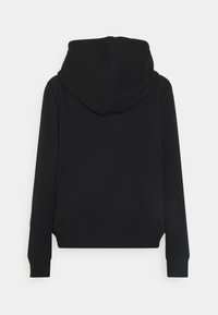 Sudadera con capucha negra hecha de tela suave. Presenta un corte relajado, puños acanalados y un bolsillo tipo canguro. Sin logotipos ni patrones visibles.