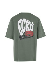 Oliven grøn bomulds t-shirt med korte ærmer, der har en dristig hvid og rød "ECKO Unlimited" grafik på ryggen og stiliserede sorte accenter.