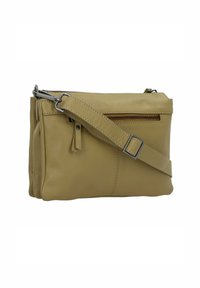 Bolso cruzado de cuero en un suave color amarillo pálido con correa ajustable, cierre superior con cremallera y bolsillo frontal con cremallera. Textura suave y sutil detalle de costura.