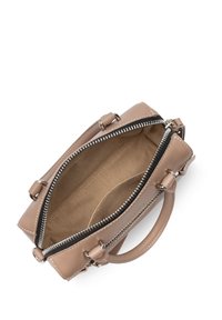 Beige leren handtas met zilverkleurige rits en hardware, voorzien van een klein, gestructureerd ontwerp en een gevoerde, open binnenkant.