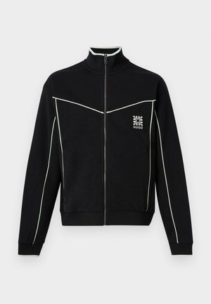 Μαύρο μπουφάν με φερμουάρ και λευκές ραφές, ψηλό γιακά, μακριά μανίκια και λογότυπο με floral μοτίβο και τη λέξη "HUGO" στο αριστερό στήθος.