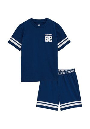 Granatowa koszula z krótkim rękawem z białymi paskami na rękawach i napisem "Established 62", w zestawie z pasującymi szortami z białymi paskami.