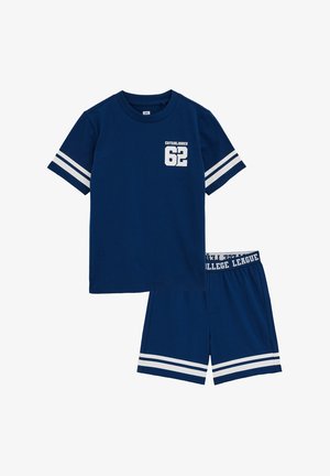 Marineblaue Kurzarmshirt mit weißen Streifen an den Ärmeln und dem Schriftzug "Established 62", kombiniert mit passenden Shorts mit weißen Streifen.