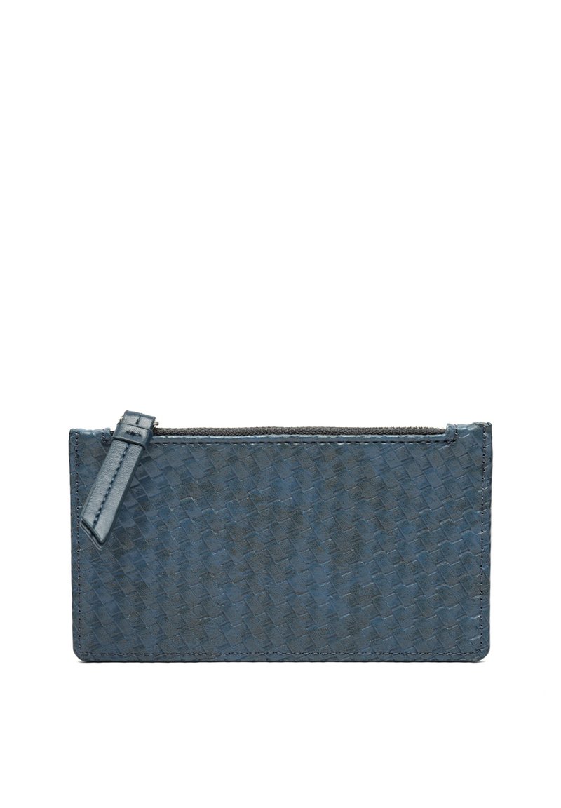 Tkanjen usnjeni denarnica v temno modri barvi. Pravokotna oblika z zadrgo in majhnim usnjenim rmanom. Teksturirana površina z rahlo vzorčastim dizajnom.