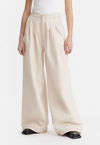 Levi's® MOJ PLEATED TROUSER - Trousers - soft ecru