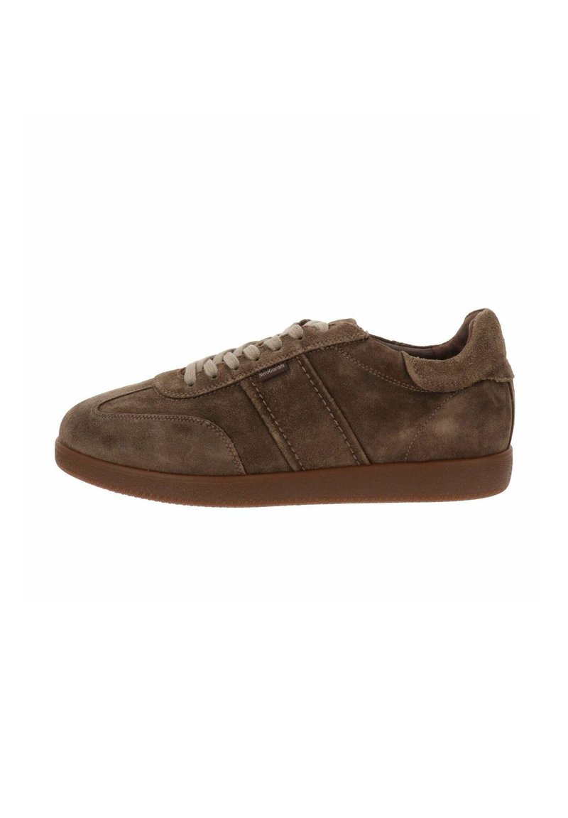 Bruine suède sneaker met een laag profiel, een afgeronde neus, twee verticale strepen en beige veters. De zool is van bruin rubber, met textuur voor grip.