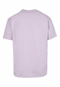Lila Baumwoll-T-Shirt mit klassischem Rundhalsausschnitt, kurzen Ärmeln und lockerer Passform. Glatte Textur und ohne sichtbare Logos oder Muster.