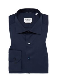 Chemise bleu marine à boutons, en tissu lisse. Présente une coupe moderne, un col pointu et des poignets à deux boutons. Étiquette de marque visible.