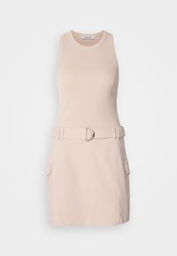 Robe sans manches beige avec un haut côtelé, taille ceinturée avec une boucle en argent et deux poches cargo latérales. Texture lisse, design décontracté.