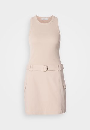 Beżowa sukienka bez rękawów z prążkowanym górnym partą, z paskiem w talii z metalową klamrą oraz dwoma bocznymi kieszeniami cargo. Gładka tekstura, casualowy design.