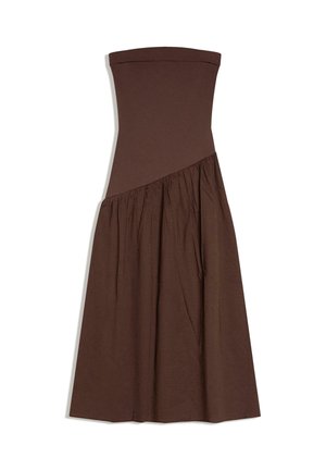 Trägerloses braunes Kleid mit tailliertem Oberteil und geraffter asymmetrischer Naht, die in einen ausgestellten Rock übergeht.